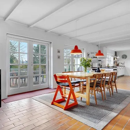 4 Bedroom Awesome In Hébergement de vacances Glesborg